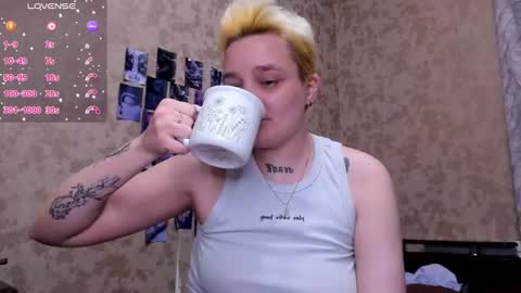 Snapshot of hotty_linn chatting on 10-07-25, 08:06 Linn online show from 10-07-25, 08:06