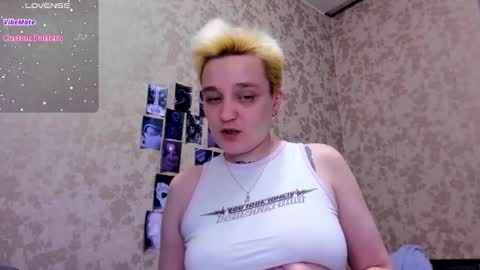 Snapshot of hotty_linn chatting on 10-10-25, 05:34 Linn online show from 10-10-25, 05:34