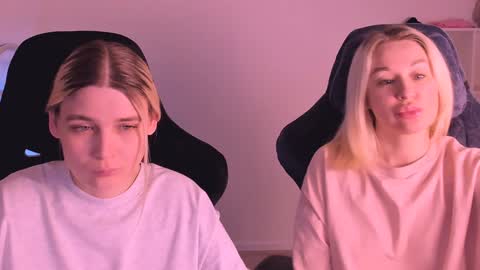 Nessie and Jessie online show from 01-05-25, 06:24