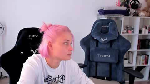 Nessie and Jessie online show from 09-22-25, 10:50