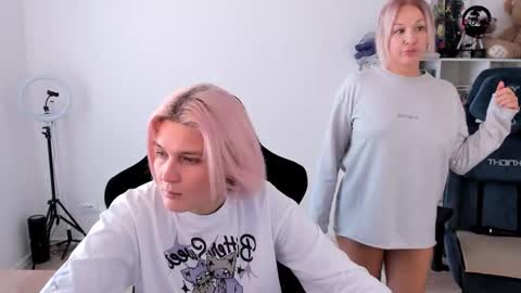 Nessie and Jessie online show from 10-18-25, 10:16