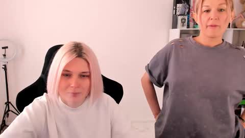 Nessie and Jessie online show from 10-31-25, 11:33