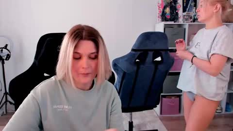 Nessie and Jessie online show from 03-12-26, 12:44