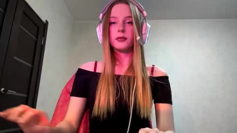 Snapshot of hrxxccvex chatting on 03-19-26, 12:42 Hikki online show from 03-19-26, 12:42