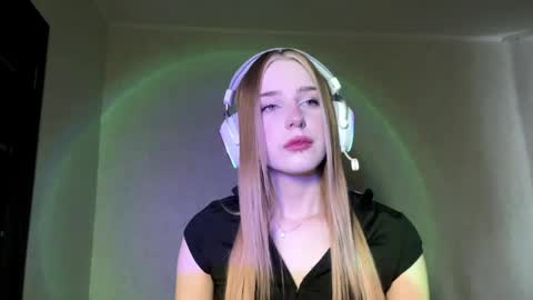 Snapshot of hrxxccvex chatting on 05-15-26, 11:01 Hikki online show from 05-15-26, 11:01