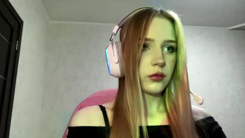 Snapshot of hrxxccvex chatting on 05-29-26, 02:15 Hikki online show from 05-29-26, 02:15
