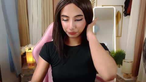 Snapshot of hugeasiancockandrea chatting on 03-11-25, 10:09 drea  online show from 03-11-25, 10:09