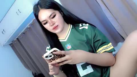 Snapshot of hugecockyanny chatting on 10-23-25, 11:09 Yhanie online show from 10-23-25, 11:09