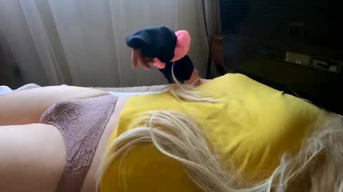 Snapshot of hugecumshots1 chatting on 10-27-25, 10:47 HugeCumshots online show from 10-27-25, 10:47