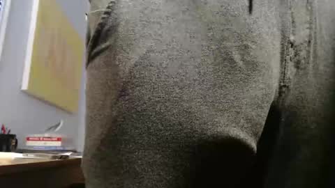 Snapshot of hung_hot_fit10 chatting on 10-13-25, 01:11 Big uncut cock dripping online show from 10-13-25, 01:11