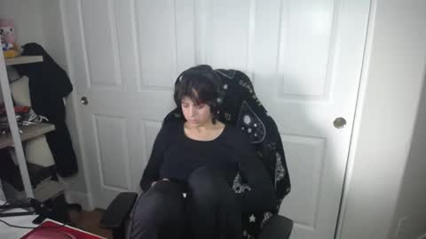 Snapshot of hxrmx_xtc chatting on 12-11-24, 09:01 herma online show from 12-11-24, 09:01