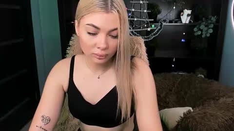 Snapshot of hyileyclark chatting on 12-14-25, 09:25 hyileyclark online show from 12-14-25, 09:25