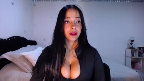 Snapshot of iamroxanne chatting on 10-11-25, 03:06 Camila online show from 10-11-25, 03:06