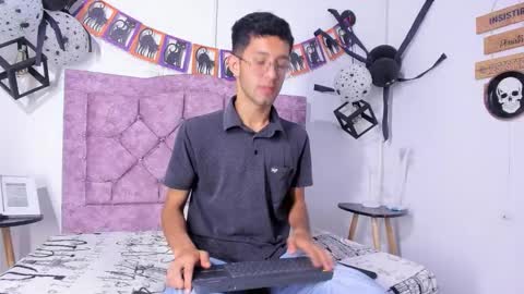 Ian Thompson online show from 10-17-25, 08:55