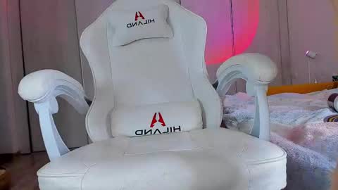 Snapshot of ice_pixie chatting on 02-19-25, 04:44 Nana online show from 02-19-25, 04:44