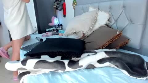 Snapshot of idaly_lovepussy chatting on 12-28-24, 01:08 idaly    online show from 12-28-24, 01:08