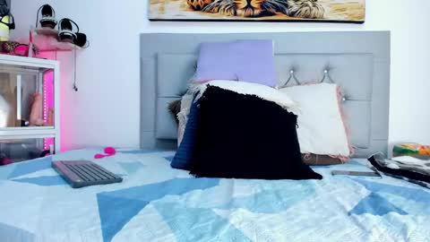 Snapshot of idaly_lovepussy chatting on 01-21-25, 10:30 idaly    online show from 01-21-25, 10:30