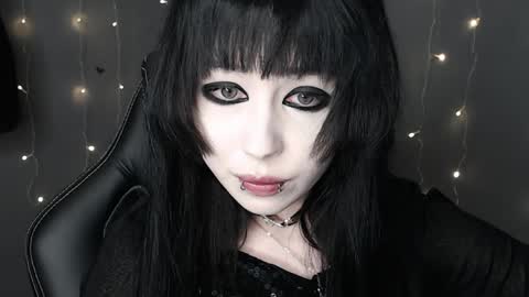 iiiiiiis online show from 04-16-26, 09:37