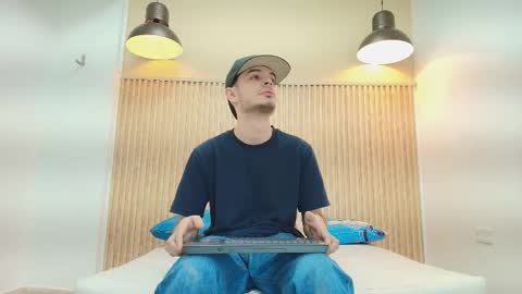 Snapshot of im_bull chatting on 12-18-25, 03:07 BULL online show from 12-18-25, 03:07