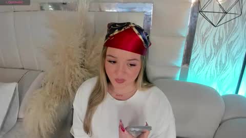 Snapshot of im_dalhia chatting on 11-20-25, 08:52 DAHLIA online show from 11-20-25, 08:52