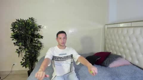 IM EMILIANOLUX online show from 10-16-25, 08:21