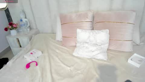 Snapshot of im_ximena chatting on 02-20-26, 09:04 Xime online show from 02-20-26, 09:04