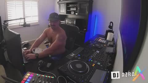 Snapshot of imdjazra chatting on 10-12-25, 10:20 DJ Azra online show from 10-12-25, 10:20