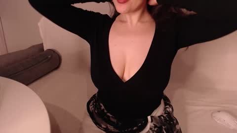 Snapshot of in_yan chatting on 11-24-25, 07:35 Lin online show from 11-24-25, 07:35