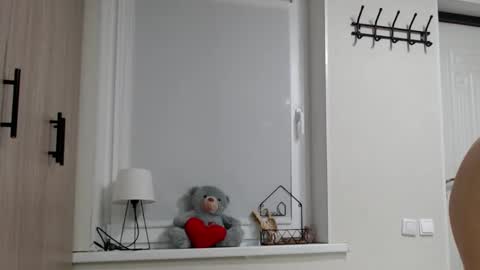 Della online show from 10-26-25, 05:19