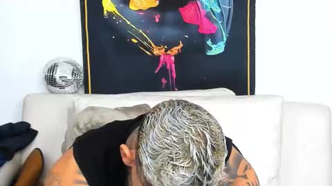 Snapshot of independent_project chatting on 12-22-25, 08:33 Jacobo online show from 12-22-25, 08:33