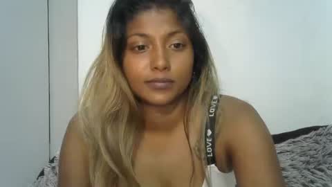 indianqtpie6 online show from 11-21-25, 06:23