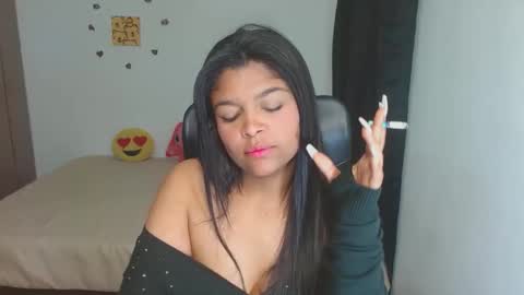 Snapshot of indica_18 chatting on 10-21-25, 01:01 Aleja vallejo online show from 10-21-25, 01:01