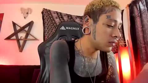 Snapshot of ink_u_buzz chatting on 10-22-25, 04:18 Dani online show from 10-22-25, 04:18