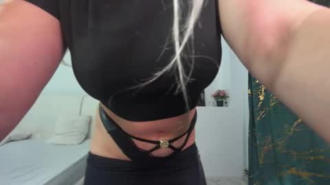 Snapshot of innocent_angell chatting on 11-22-25, 11:26 Eva online show from 11-22-25, 11:26