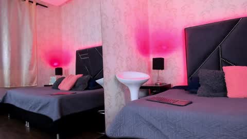 Snapshot of iris_bells chatting on 12-19-24, 02:02 Queen Iris online show from 12-19-24, 02:02