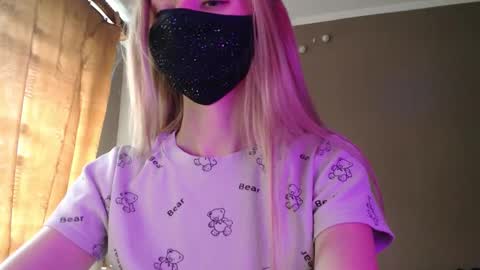 Snapshot of iris_lave chatting on 09-25-25, 01:48 Lily online show from 09-25-25, 01:48