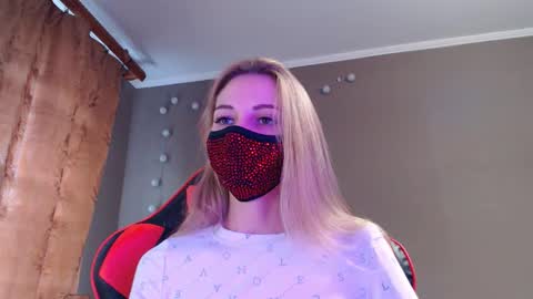 Snapshot of iris_lave chatting on 10-17-25, 02:19 Lily online show from 10-17-25, 02:19