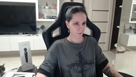 Irwi Tomboy online show from 12-19-24, 08:44