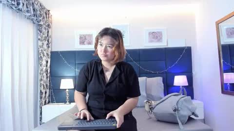 Snapshot of isa_grey_ chatting on 12-15-25, 03:33 Isa online show from 12-15-25, 03:33