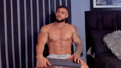 Snapshot of isaac_connor1 chatting on 07-11-26, 10:33 Isaac online show from 07-11-26, 10:33