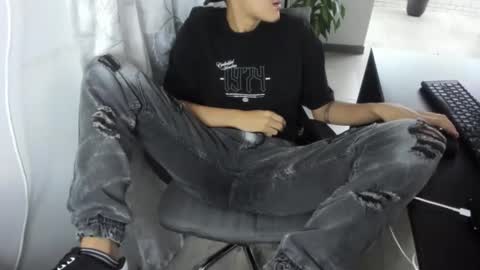 Isaac online show from 10-04-25, 02:31