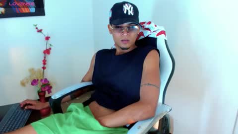 Snapshot of isaacas chatting on 11-12-25, 12:27 Isaacas online show from 11-12-25, 12:27