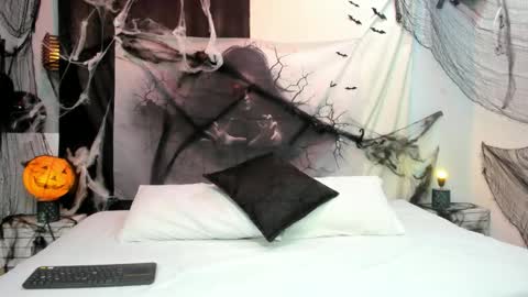 Snapshot of isabela_parkerr chatting on 10-30-25, 01:12 Mommy Isa online show from 10-30-25, 01:12