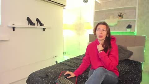 Snapshot of isabelkiss chatting on 10-20-25, 06:25 IsabelKiss online show from 10-20-25, 06:25