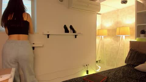 IsabelKiss online show from 11-30-25, 07:45