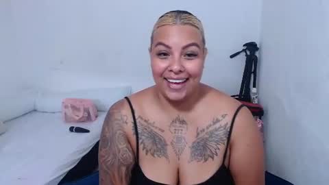 Snapshot of isabella_hots chatting on 06-26-26, 01:59 estefania online show from 06-26-26, 01:59