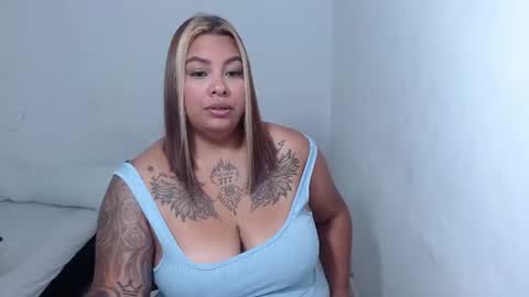 Snapshot of isabella_hots chatting on 07-25-26, 10:24 estefania online show from 07-25-26, 10:24