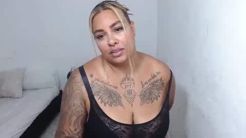 Snapshot of isabella_hots chatting on 07-30-26, 03:00 estefania online show from 07-30-26, 03:00