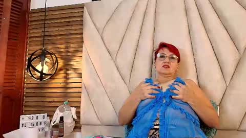 Snapshot of isabella_luxet chatting on 06-11-26, 02:15 isabella_luxet online show from 06-11-26, 02:15