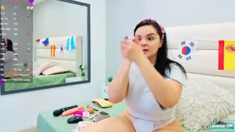 Snapshot of isabellaa_reyess chatting on 06-22-26, 12:13 Isabella online show from 06-22-26, 12:13